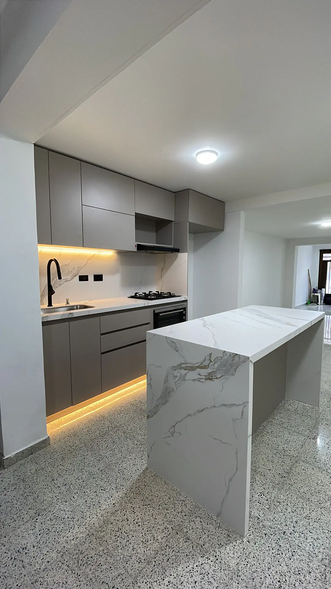 Casa de 95 m² internos en venta en El Trianón, Envigado – primer piso con cocina e isla